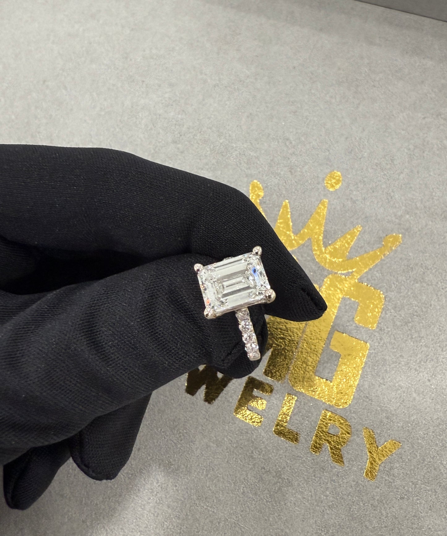 14k white gold emerald cut 4.9ct lab diamond